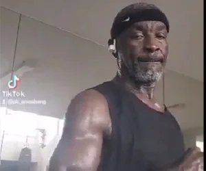 Kofi Amoabeng flaunts muscles at gym