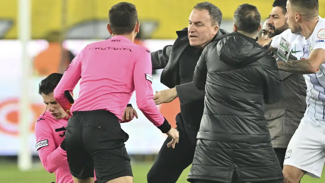 Video: Ankaragucu president punches referee in the face after drawing with Rizespor in Super League