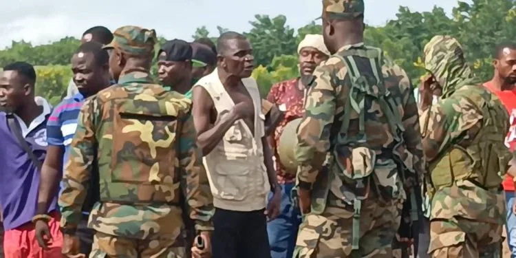 Senya Bereku: Residents, military clash over land