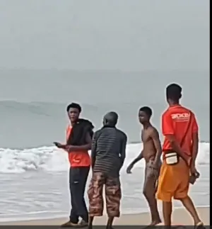 Video: Elderly man dives into sea to save young man from drowning