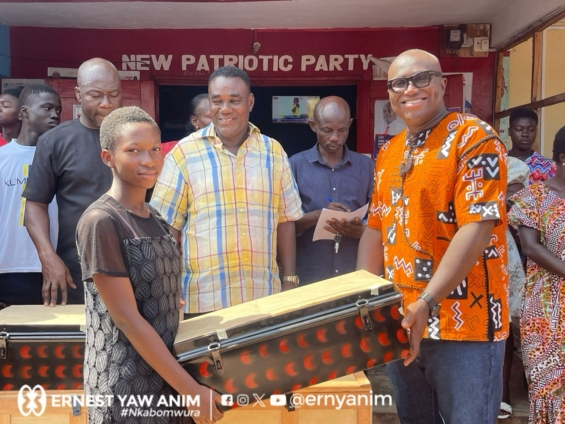SHS first-year students receive trunks, cash and others from Kumawu MP