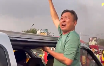 VIDEO: Kumasi’s Asian ‘trotro mate’ charms passengers with his Twi skills