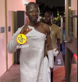 Netizens blasts Okyeame Kwame for his “accident patient” like outfit at Osebo’s event