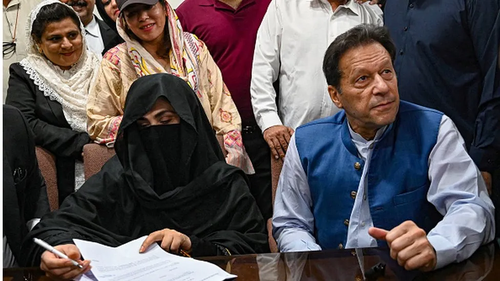 Former Pakistani PM Bushra Bibi and his wife imprisoned due to corruption