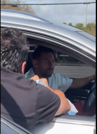 Video: Fan gets Messi to sign a jersey in the middle of traffic