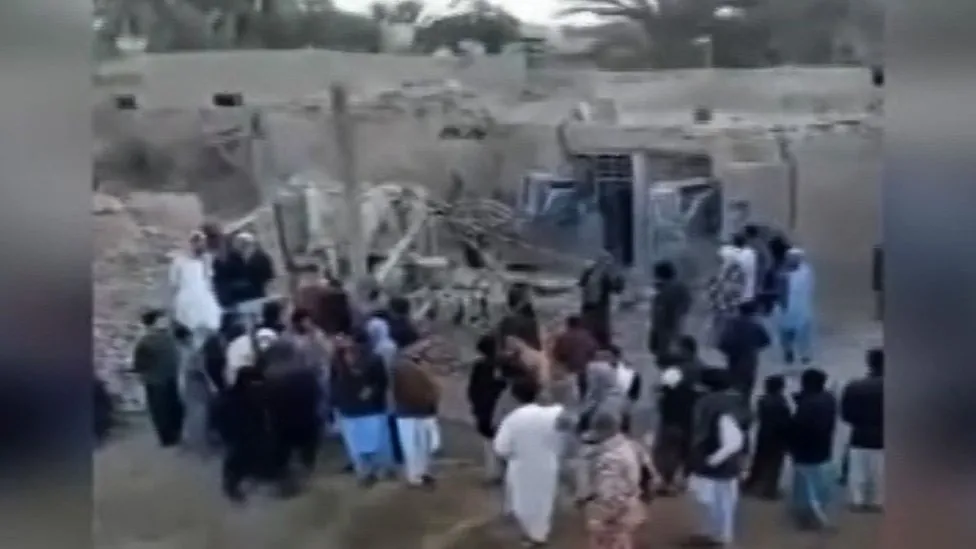 Seven people reportedly killed as Pakistan fires retaliatory attacks into Iran