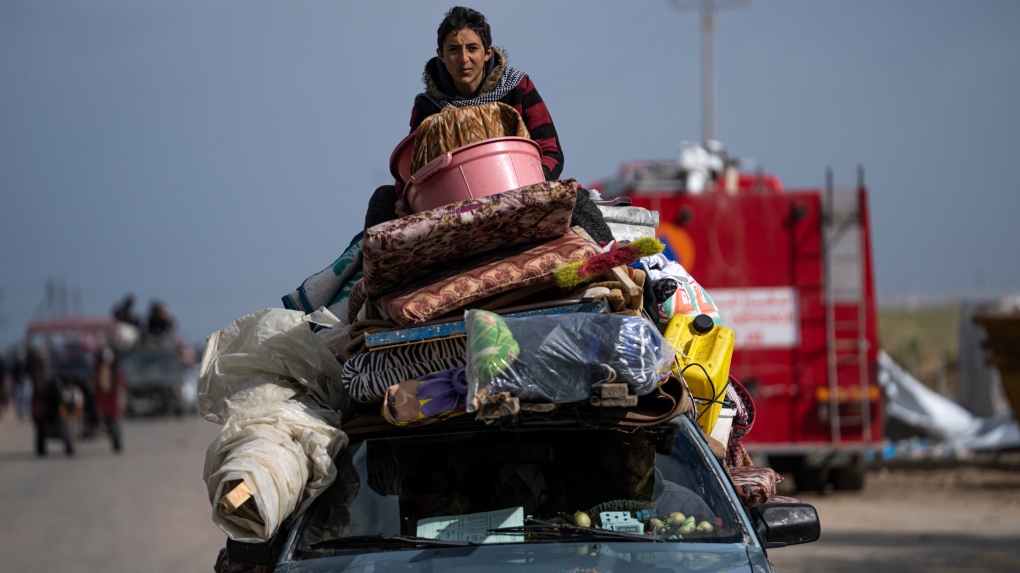 Thousands of Palestinian civilians escaping Khan Younis