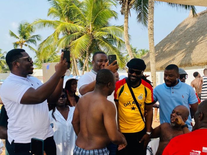 Samini lands in Abidjan to rally support for Black Stars for decisive clash against Mozambique