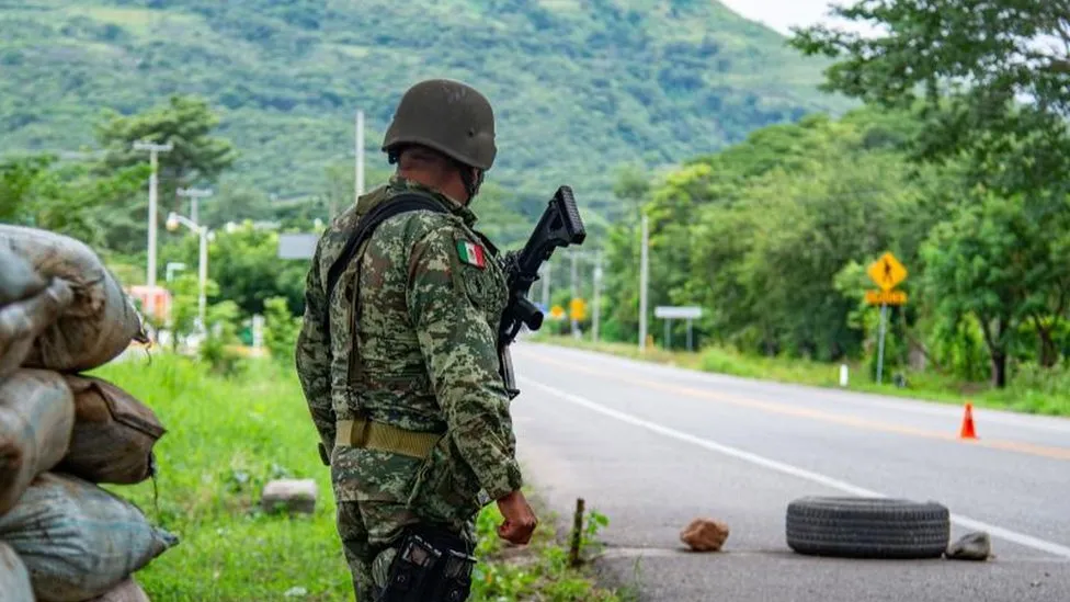 Hundreds of people escape southern Mexico cartel wars