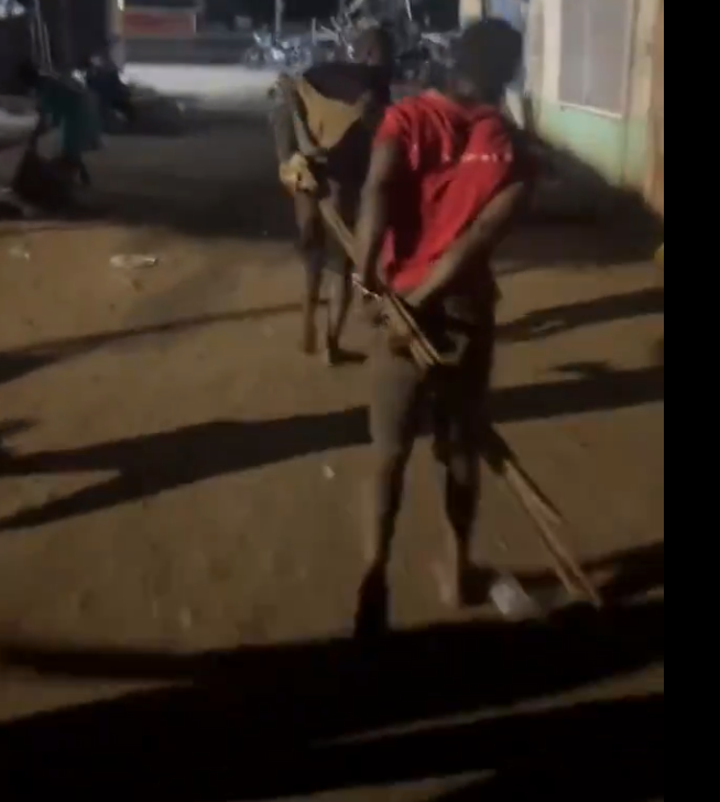 Video: Suspected thieves tied with ‘stolen’ iron rods at Madina