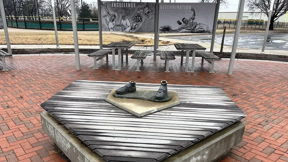 Statue of famous baseball player in US, Jackie Robinson stolen