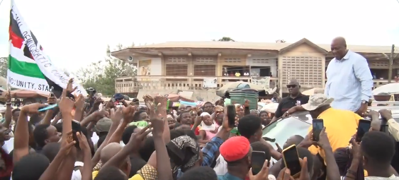 Fumso traders block New Adubiase highways to catch Mahama’s attention