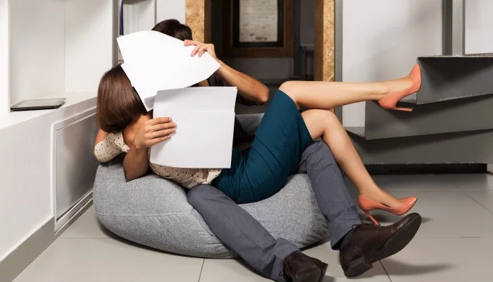 5 smart ways for romance in the office