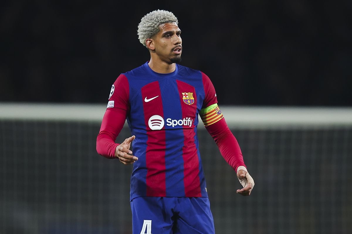 Barca’s Araujo plans to stay amid Bayern, Man Utd links