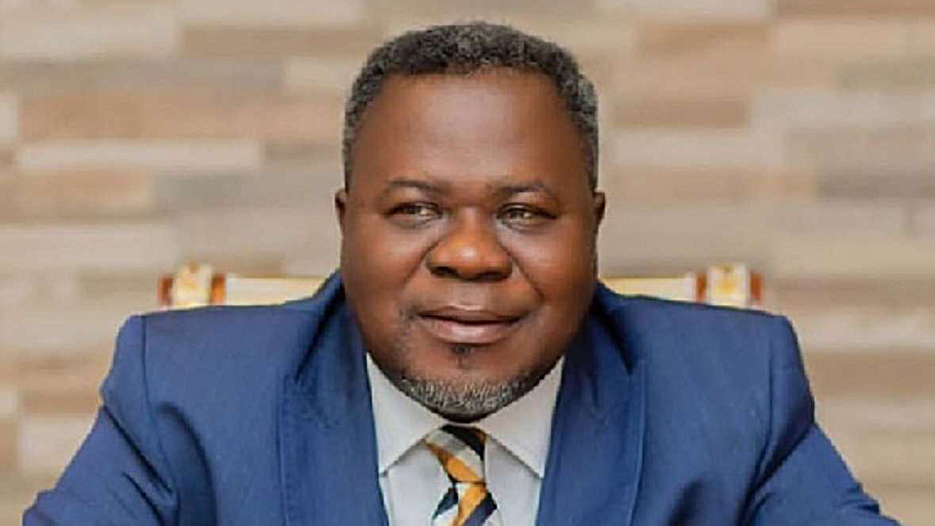 Dr Kwaku Oteng rewards young man for cleaning his rolls royce