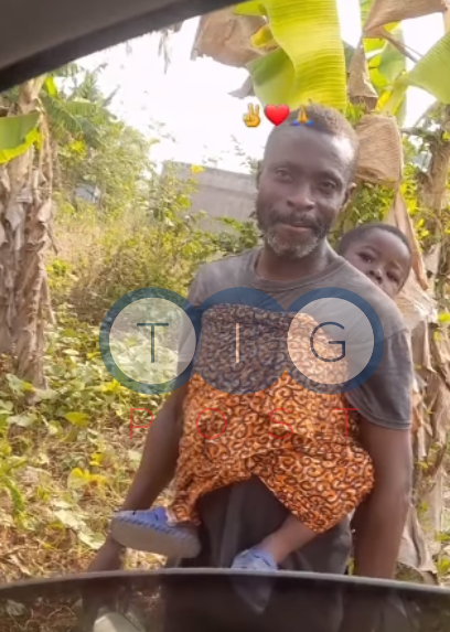 VIDEO: Single father carries baby to do masonry work