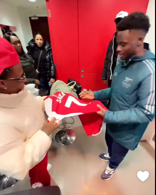 Saka signs and gifts Arsenal jersey to Wizkid after 3-1 win over Liverpool