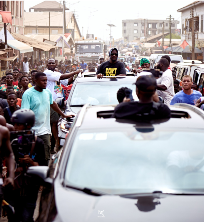 Massive crowd turn up during Sarkodie’s visit to Berekum