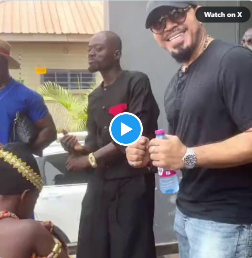 Video: Bouncer pockets money meant for Ramsey Nouah