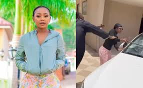 Video: Akuapem Poloo angrily breaks windscreen of musician in heated argument