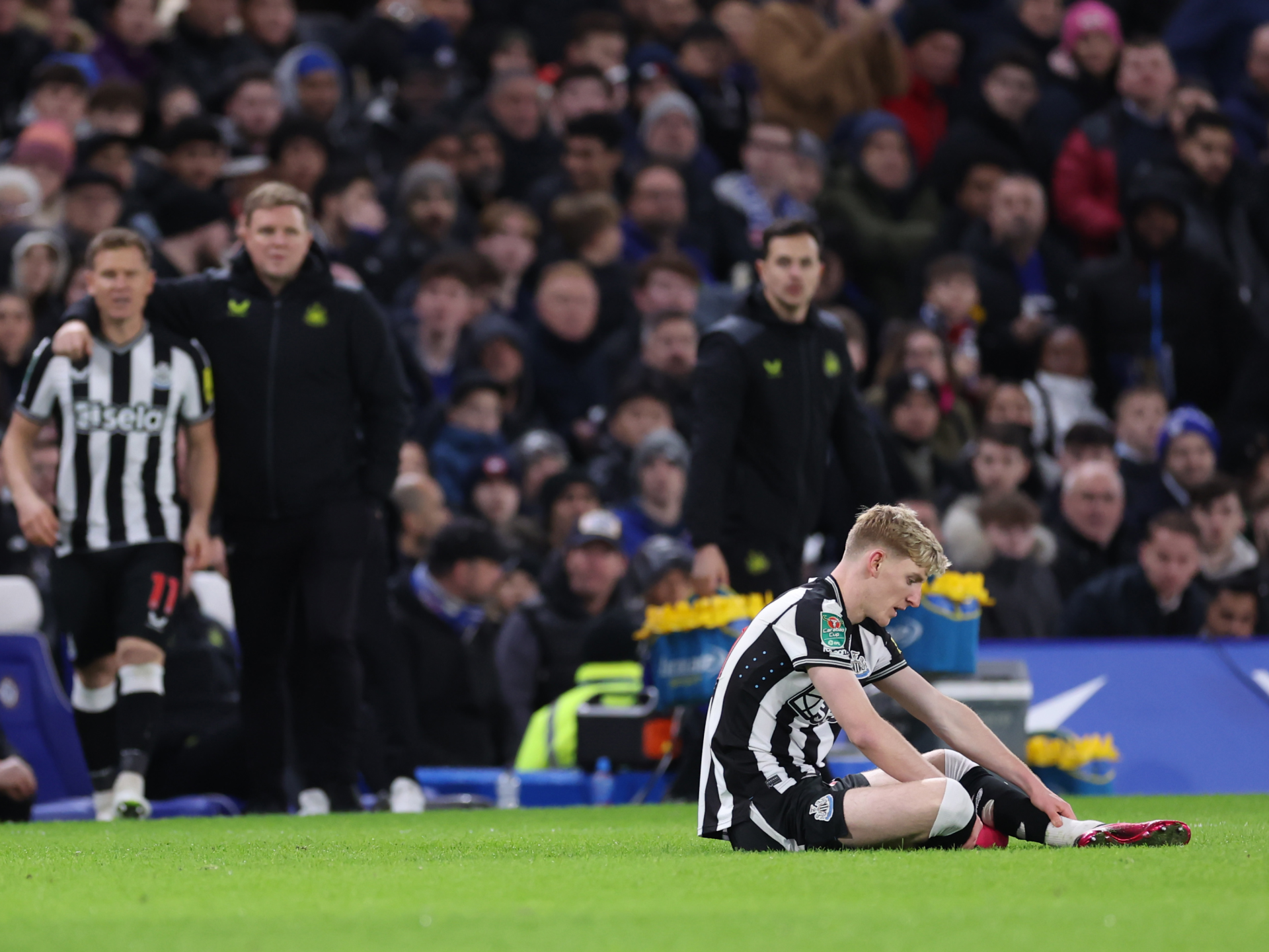 “He’s in a bit of pain but it’s not looking too good” – Howe on Gordon’s injury