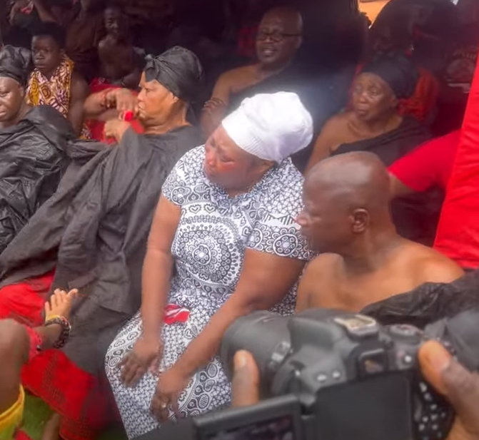 Video: ‘Maye mobo, oh!’ Dr Grace Boadu’s cries, wails during daughter’s funeral