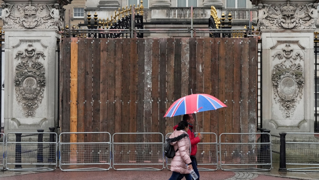 Driver detained after striking Buckingham Palace’s gates with his vehicle
