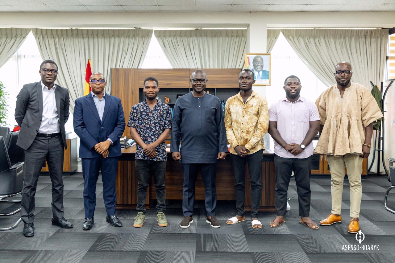 Minister of Highways gives money to encourage Bus Stop Boys