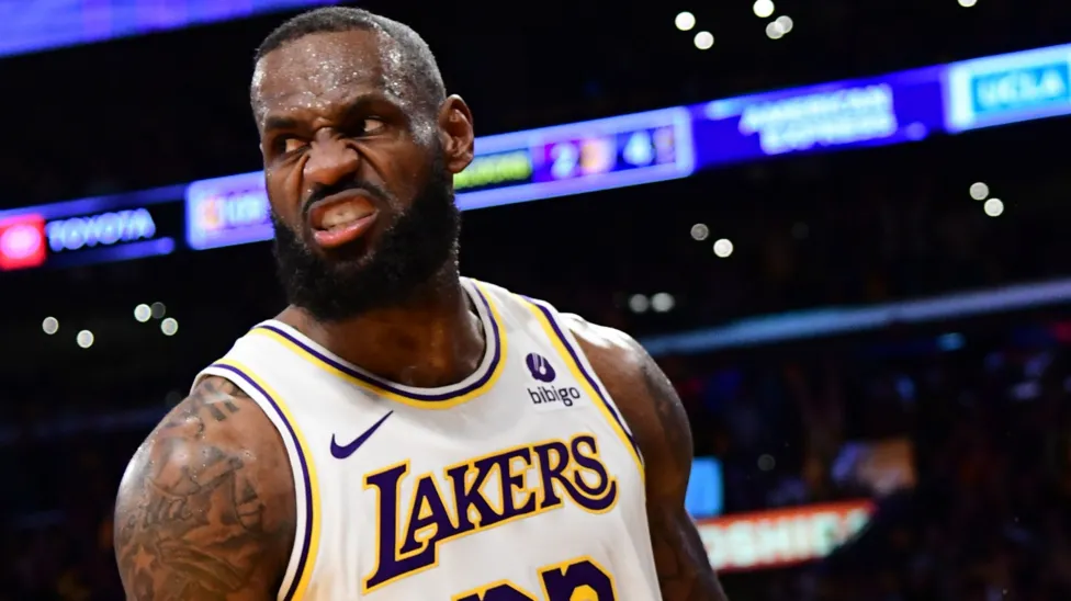 Lakers play-off hopes alive as LeBron scores 30