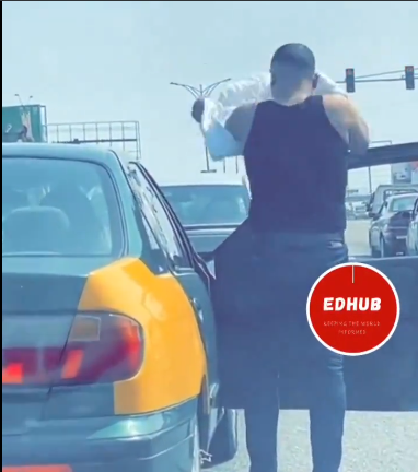 Accra: Scorching sun forces white man to go almost half-naked in the middle of the road