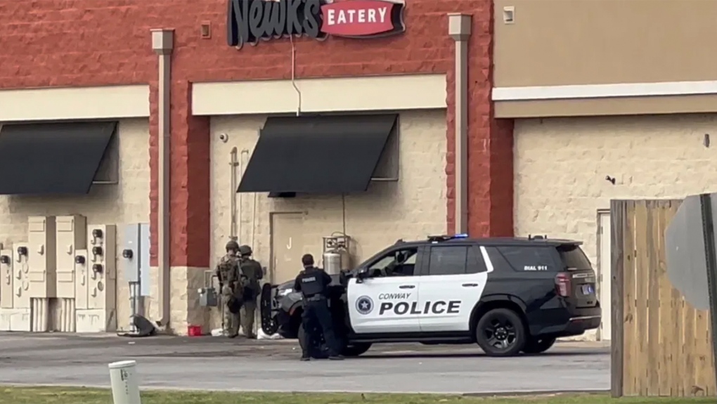 Man who barricaded himself at mall in Arkansas shot and killed by police