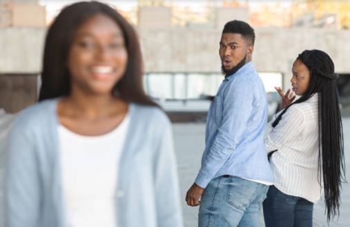 What do men notice when they first look at a woman? – Netizens share their thoughts