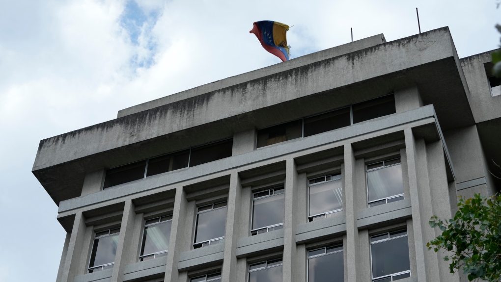 Venezuela protests the police raid by closing its embassy in Ecuador
