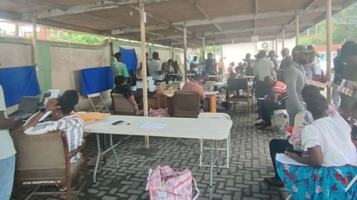 Faulty machines stall voter registration process at former EC headquarters