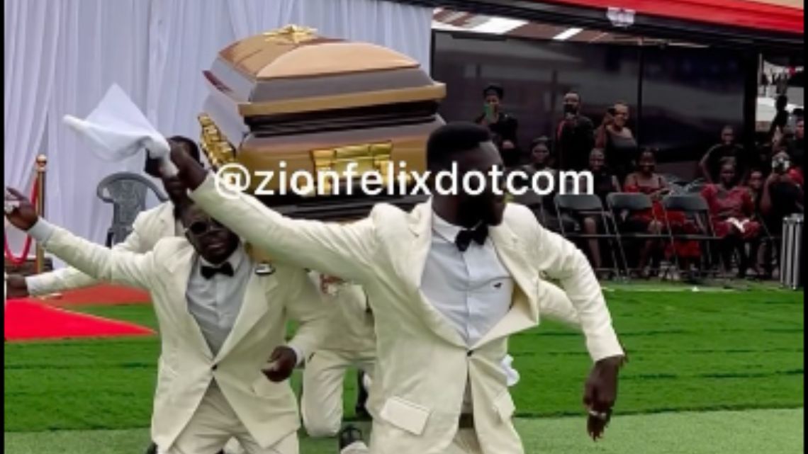 Pallbearers’ display with mortal remains of Kuami Eugene’s father