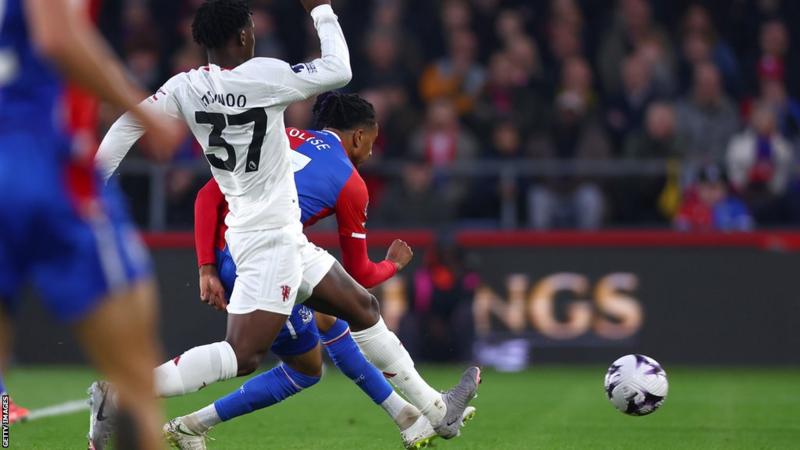 Man United bow head in shame after conceding 4 goals to Crystal Palace