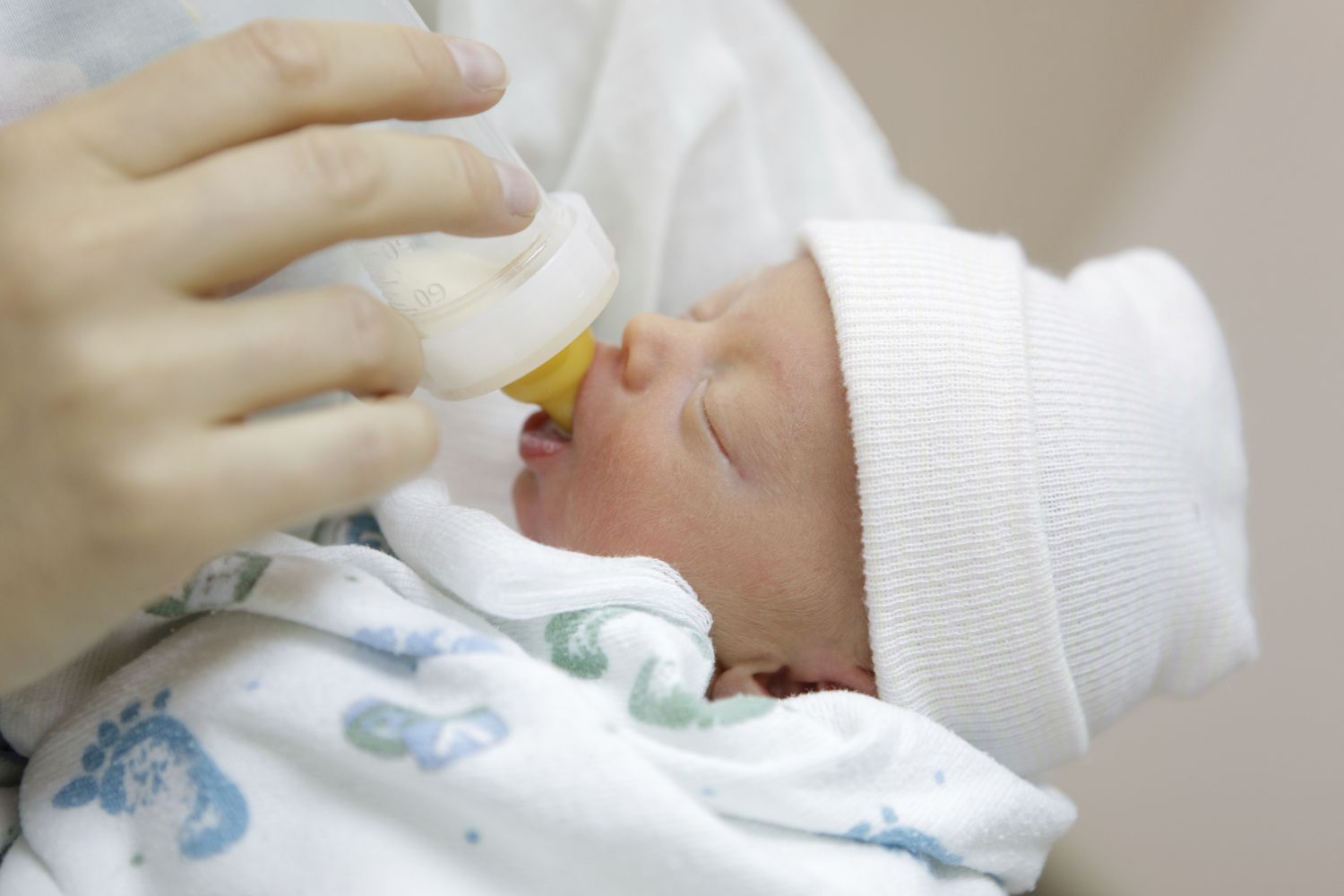 Here are 5 feeding alternatives for newborns aside from breastfeeding