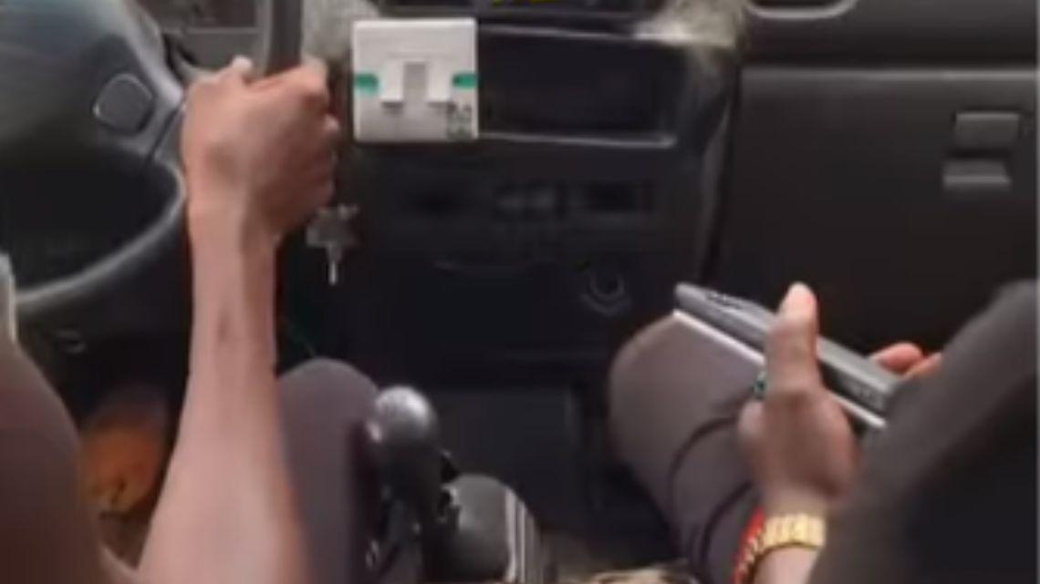 VIDEO: Nigerian driver uses a switch to control his gear while driving