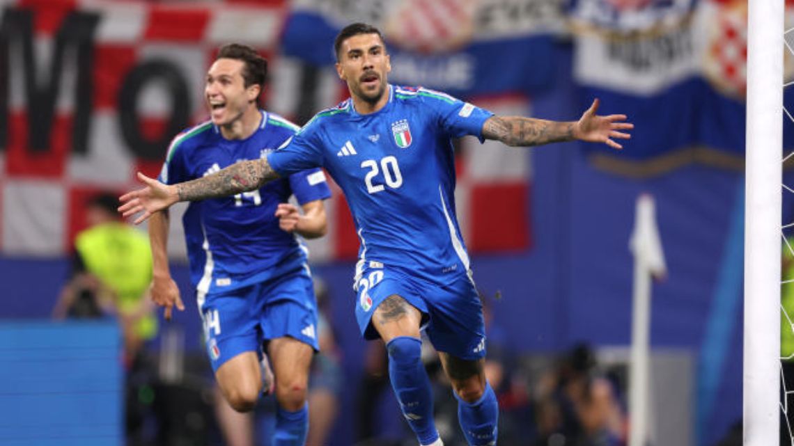 Late drama as Zaccagni’s last-minute strike sends Italy to Euro 2024 knockouts
