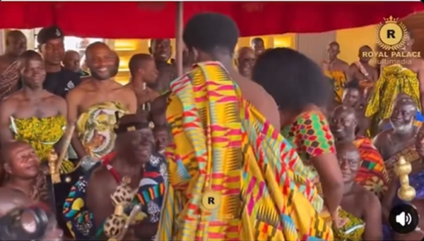 Video: “He can’t even wrap the cloth” – Otumfuo ridicules son during Akwasidae