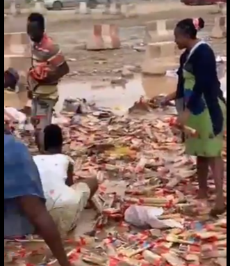 Video: Ghanaians steal spaghetti after truck overturns on Amasaman-Nsawam Highway