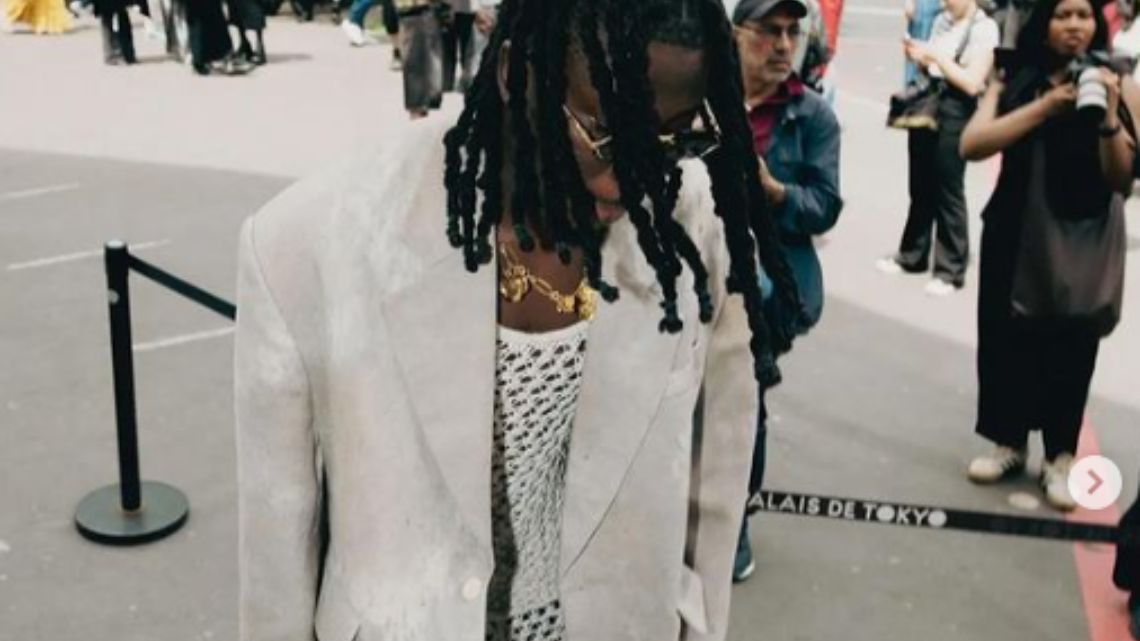 Kwasi Aboagye cautions Stonebwoy against sharing money on the street