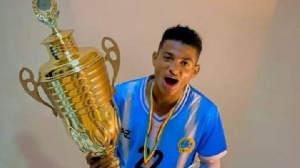 17-years-old footballer retires to marry girlfriend ; she leaves him right after announcement