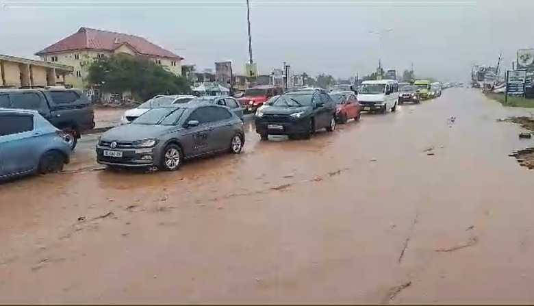 Pictures: Heavy traffic on Kasoa-Mallam highway due to flooding