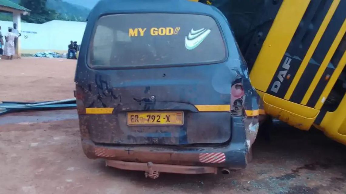 Truck carrying rice, maize crashes into van at Magazine Junction