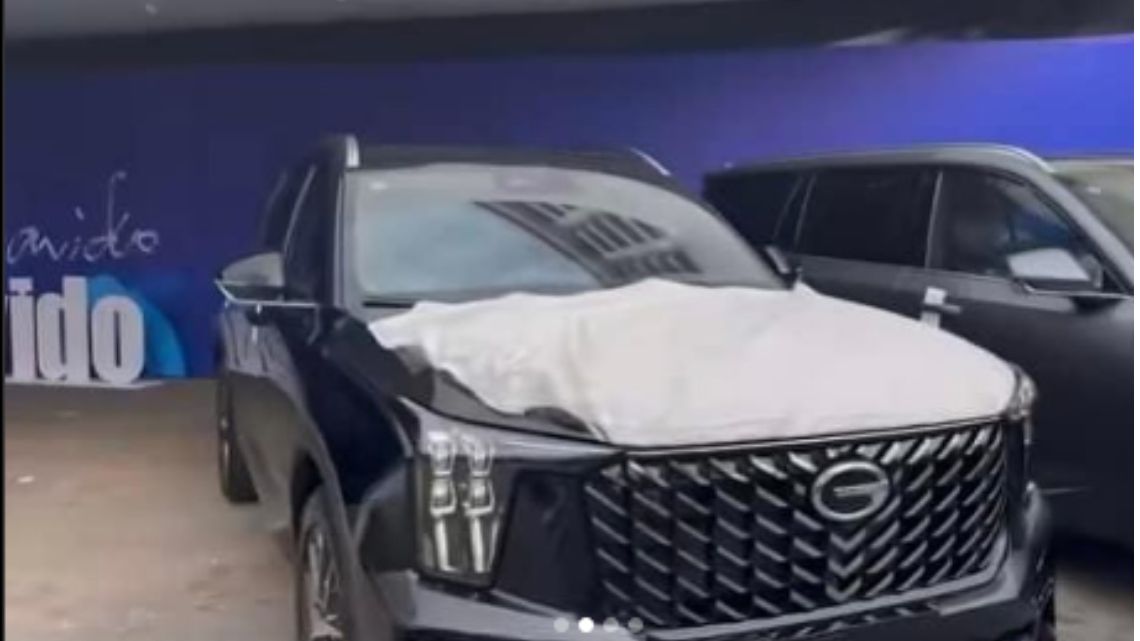 Davido gifts Chioma’s manager a brand new car worth over $48,000