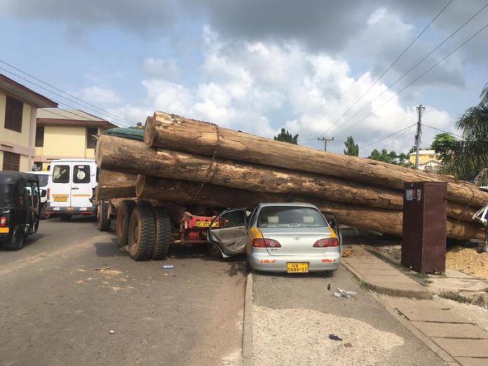 A/G:Taxi Cab and timber truck clash at Obuasi Amangoase road