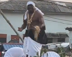 Elmina Paramount Chief dances to King Paluta’s ‘Aseda’ during Edina Bakatue festival