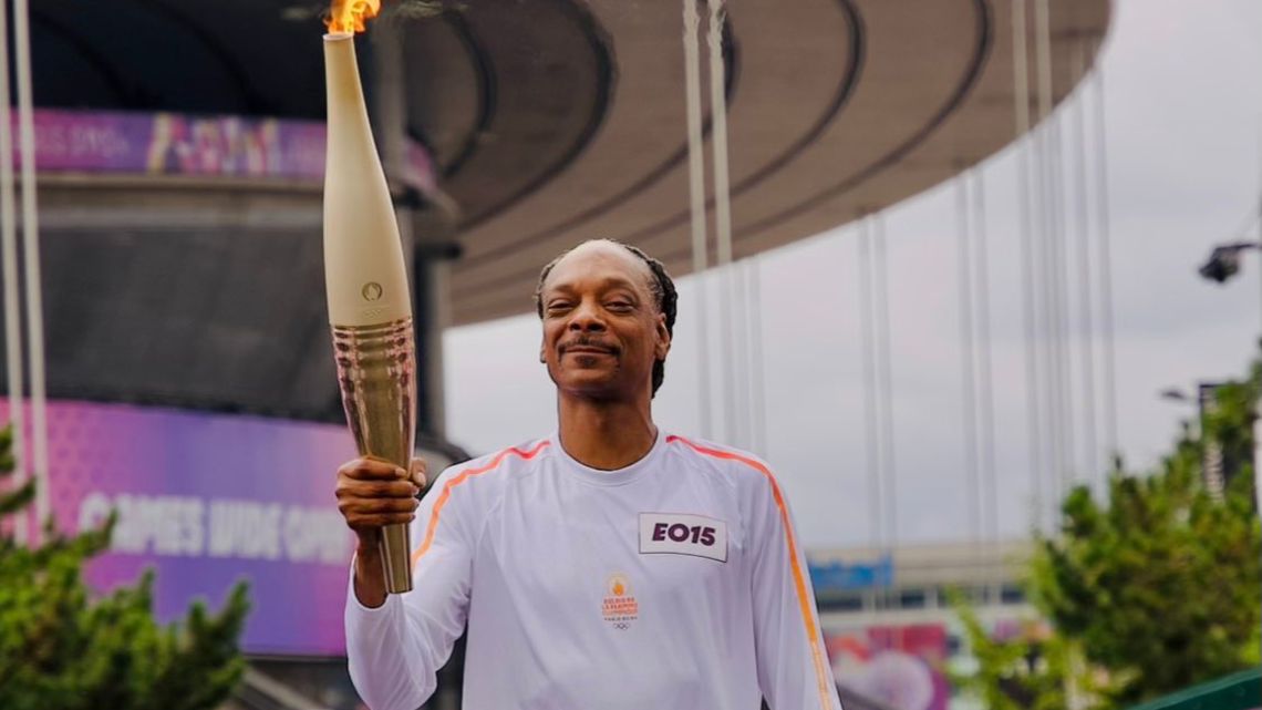 Video: Snoop Dogg carries Olympic torch few hours before official opening ceremony