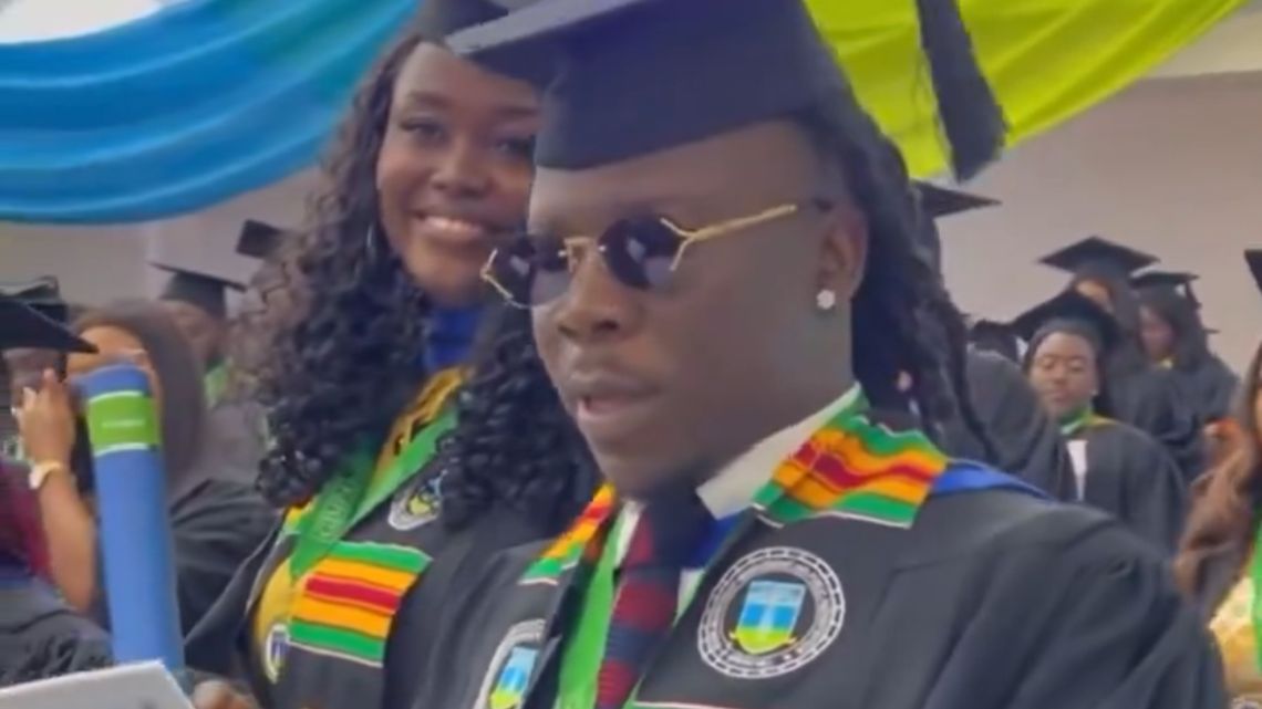 Videos: Stonebwoy studying at GIMPA thrills netizens amid doubts about him meriting his degree
